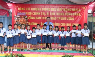 Trưởng Ban Tuyên giáo Trung ương trao học bổng cho học sinh ở Tiền Giang
