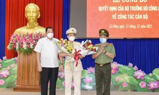 Thừa ủy quyền của Bộ trưởng Bộ Công an, Thiếu tướng Bùi Văn Quyền trao Quyết định bổ nhiệm của Bộ trưởng Bộ Công an cho Thượng tá Trần Văn Thi, Phó Giám đốc Công an tỉnh Cà Mau. Ảnh: Hoàng Chung.