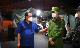 Giám đốc Công an TP. Cần Thơ thăm hỏi, động viên chiến sĩ tại chốt kiểm dịch.