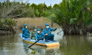 Cán bộ, chiến sĩ lực lượng dân quân tự vệ tăng cường trên tuyến biên giới, tuần tra trên các kênh, rạch lối mở ngăn chặn người nhập cảnh trái phép.Ảnh: P. Vũ.