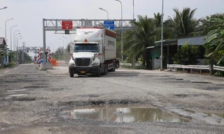 Mặt đường tại vị trí đang xây dựng trạm thu phí mới trên tuyến tránh Cai Lậy xuống cấp nghiêm trọng.