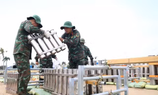 Cận cảnh trận địa pháo hoa trên sà lan trước giờ khai hỏa