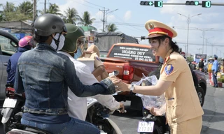CSGT Tiền Giang 'đội nắng’ phân luồng, tặng nước uống cho người dân