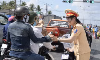 CSGT Tiền Giang 'đội nắng’ phân luồng, tặng nước uống cho người dân