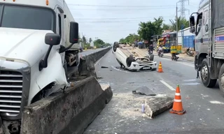 Ô tô 4 chỗ lật ngửa trên Quốc lộ 1 sau va chạm với xe đầu kéo