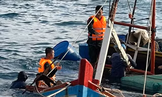 Tàu cá với 3 thuyền viên chìm trên biển Kiên Giang