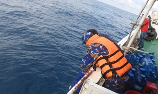 Cứu hai ngư dân trôi dạt trên vùng biển Tây Nam