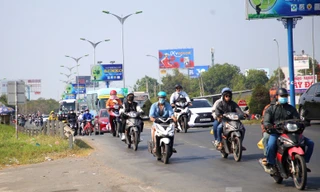 Dòng người lỉnh kỉnh đồ đạc từ miền Tây đổ về TP.HCM sau kỳ nghỉ Tết