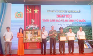 Bộ trưởng Tô Lâm thăm mô hình 'camera an ninh' tại Cà Mau