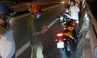 Xe máy nam thanh niên bỏ lại trên cầu.