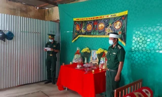 Nghẹn ngào hình ảnh người lính biên phòng chịu tang cha trên chốt biên giới