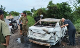 Ô tô cháy trơ khung trên quốc lộ Nam Sông Hậu
