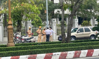 Tạm giữ ô tô biển xanh chở luật sư dự tòa