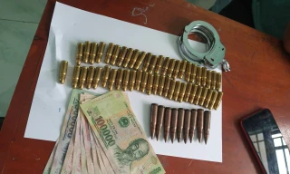 Kiểm tra xe máy, phát hiện gần 60 viên đạn và còng số 8