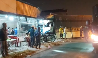 Tiền Giang: Thảm nhựa đường không đặt cảnh báo, một xe tải lao vào nhà dân 