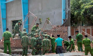 Hiện trường vụ sập tường làm 7 người chết.