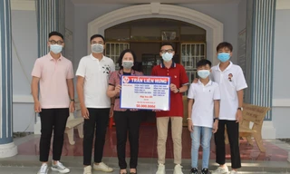 Cháu bé 3 tuổi 'mổ' heo đất ủng hộ quỹ vắc xin phòng dịch COVID-19