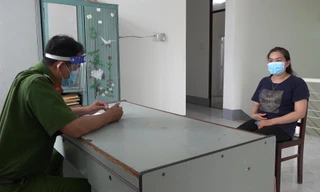 Tự cấp giấy đi đường sai quy định, đánh cán bộ công an tại chốt kiểm dịch