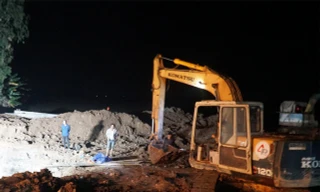 Nỗ lực giải cứu bé trai 10 tuổi rơi xuống trụ bê tông sâu 35m