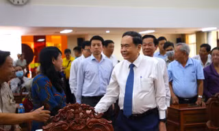 Chủ tịch Quốc hội thăm, tặng quà Tết tại Cần Thơ