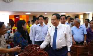 Chủ tịch Quốc hội thăm, tặng quà Tết tại Cần Thơ