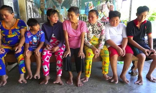 Gia đình 3 thế hệ tay chân chỉ 2- 3 ngón ở miền Tây