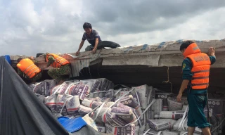 Ghe chở gần 50 tấn xi măng lật ngang trên sông Hậu
