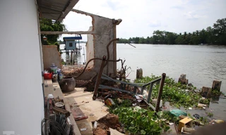 Người dân tháo chạy trong đêm vì sạt lở bờ sông ở Cần Thơ 