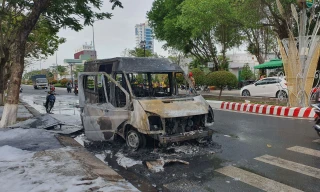 Ô tô 16 chỗ bất ngờ bốc cháy ngùn ngụt khi đang lưu thông