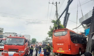 Xe khách lao vào quán cà phê, 5 người thương vong