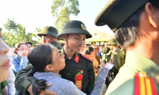 Hàng nghìn thanh niên miền Tây hăng hái lên đường nhập ngũ