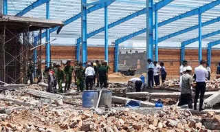 Hiện trường vụ sập tường làm 7 người chết.