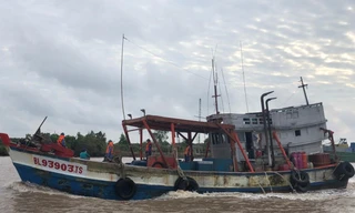 Phát hiện tàu cá chở 60.000 lít dầu không rõ nguồn gốc giữa lúc xăng dầu tăng giá 
