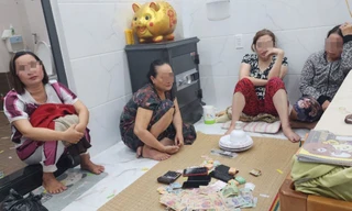 4 bà chủ đường dây số đề, cờ bạc bị bắt quả tang đang sát phạt