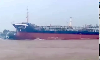 Tàu chở hàng va phà chở khách, nhiều người rơi xuống sông