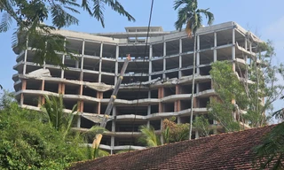 Bắt đầu tháo dỡ khách sạn 12 tầng xây trái phép ở Phú Quốc 