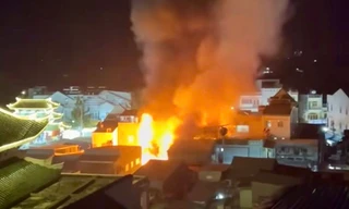 Cháy 2 căn nhà cạnh miếu Bà Chúa Xứ, một người tử vong