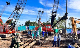 Vụ bé trai rơi xuống ống cọc bê tông sâu 35m: Đã khoan xuống độ sâu đáy cọc 