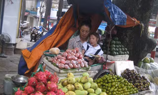 Cô gái 'thể thao vàng' bán hoa quả nuôi con gái nhỏ