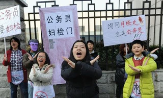Biểu tình phản đối thi công chức phải...khám phụ khoa