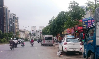 Tuyến đường đầu tư gần 200 tỷ đồng nhưng Sở TN&MT Hà Nội chủ trì đề nghị UBND TP cho phép xây dựng các kiốt bán thực phẩm bám đường.