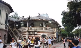 Thanh thiếu nhi học tập trước toà nhà Pháp tại Cung Thiếu nhi