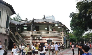 Thanh thiếu nhi học tập trước toà nhà Pháp tại Cung Thiếu nhi