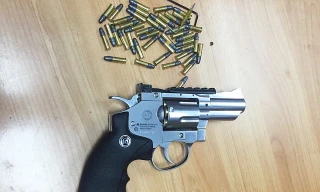 Việc vận chuyển súng, dù là quá cảnh qua sân bay Việt Nam cũng là hành vi vi phạm pháp luật. Ảnh minh hoạ.