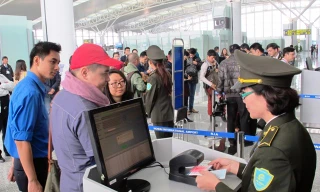Thực hiện kiểm tra giấy tờ tuỳ thân của hành khách tại sân bay