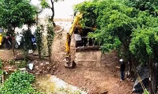 Máy xúc đang được huy động để xúc đất lấn hồ Ngòi