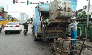 Bãi trung chuyển rác giữa nút giao Minh Khai và đê Nguyễn Khoái (quận Hai Bà Trưng – Hà Nội) hoạt động đúng giờ cao điểm