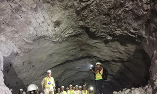 Công nhân hai đầu đường hầm gặp nhau sau mũi khoan cuối cùng