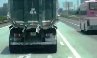 Hình ảnh chiếc xe tải xả thải. Ảnh cắt từ clip