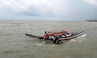 Tàu cá bị chìm, 13 ngư dân trôi dạt gần Singapore 